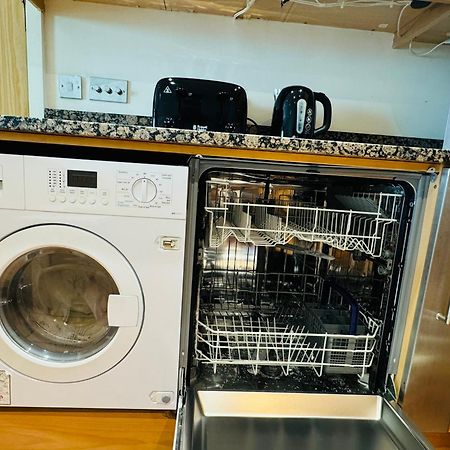 Modern 2Bed 2Bath Apartment Canary Wharf - Upto 5 Person Лондон Екстериор снимка