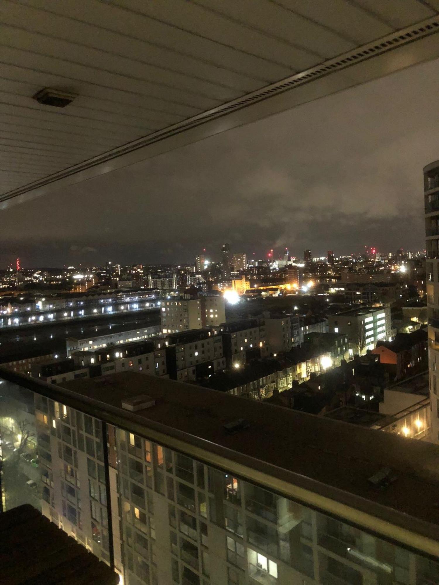 Modern 2Bed 2Bath Apartment Canary Wharf - Upto 5 Person Лондон Екстериор снимка