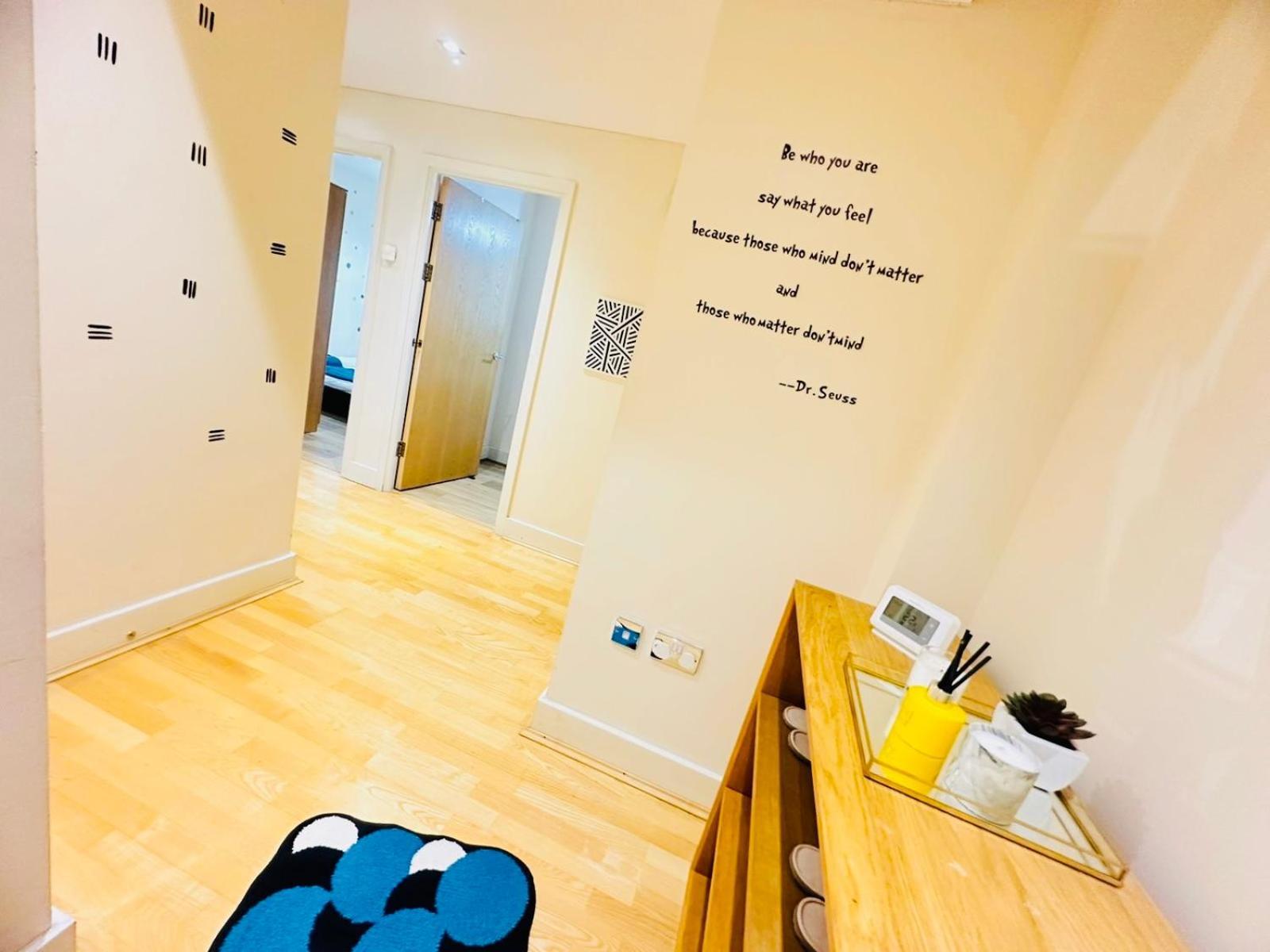 Modern 2Bed 2Bath Apartment Canary Wharf - Upto 5 Person Лондон Екстериор снимка