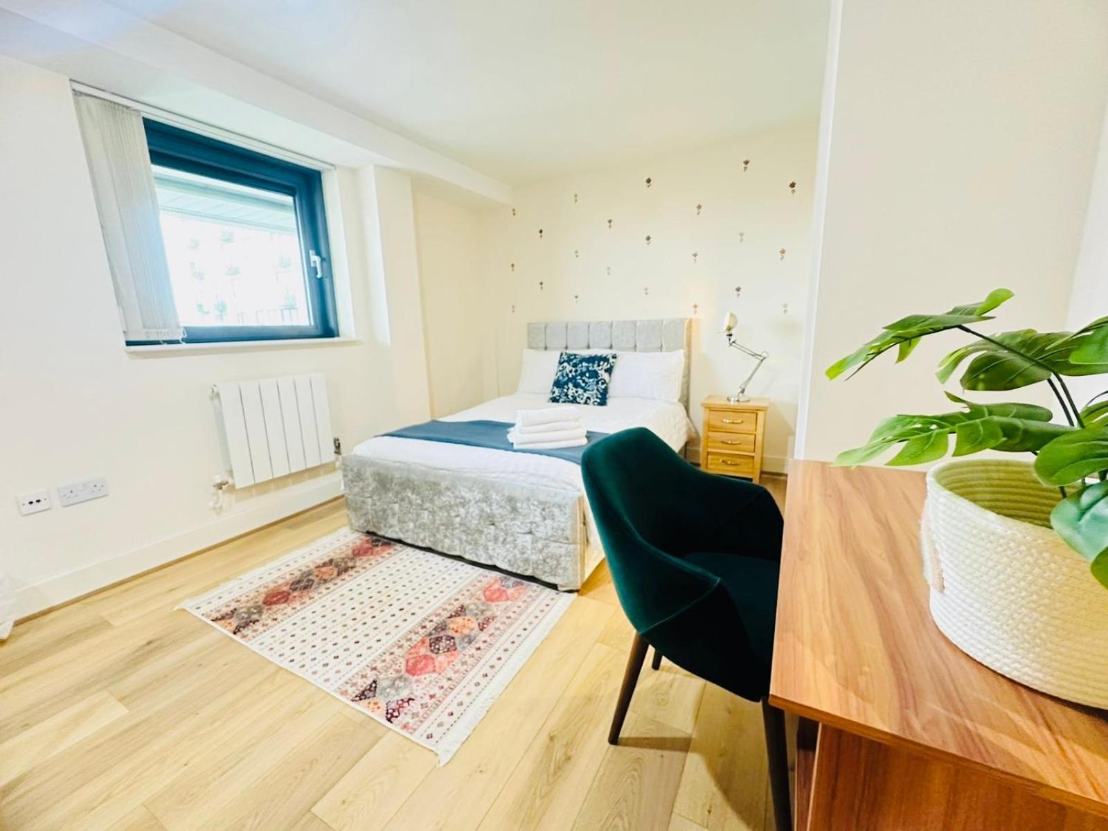 Modern 2Bed 2Bath Apartment Canary Wharf - Upto 5 Person Лондон Екстериор снимка