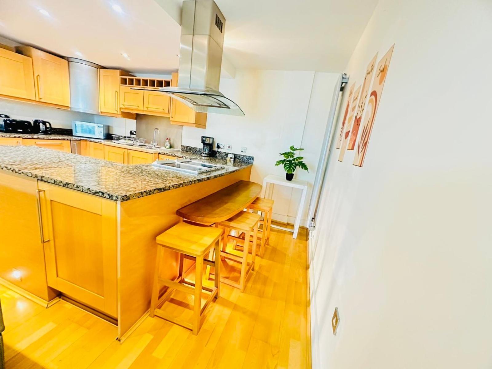 Modern 2Bed 2Bath Apartment Canary Wharf - Upto 5 Person Лондон Екстериор снимка