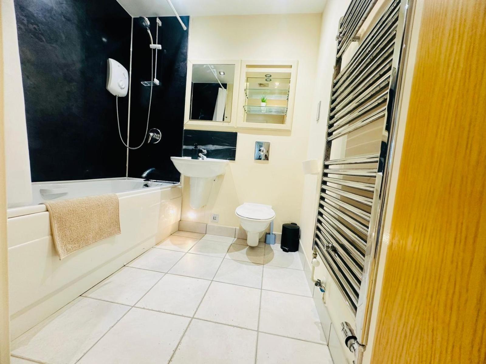 Modern 2Bed 2Bath Apartment Canary Wharf - Upto 5 Person Лондон Екстериор снимка