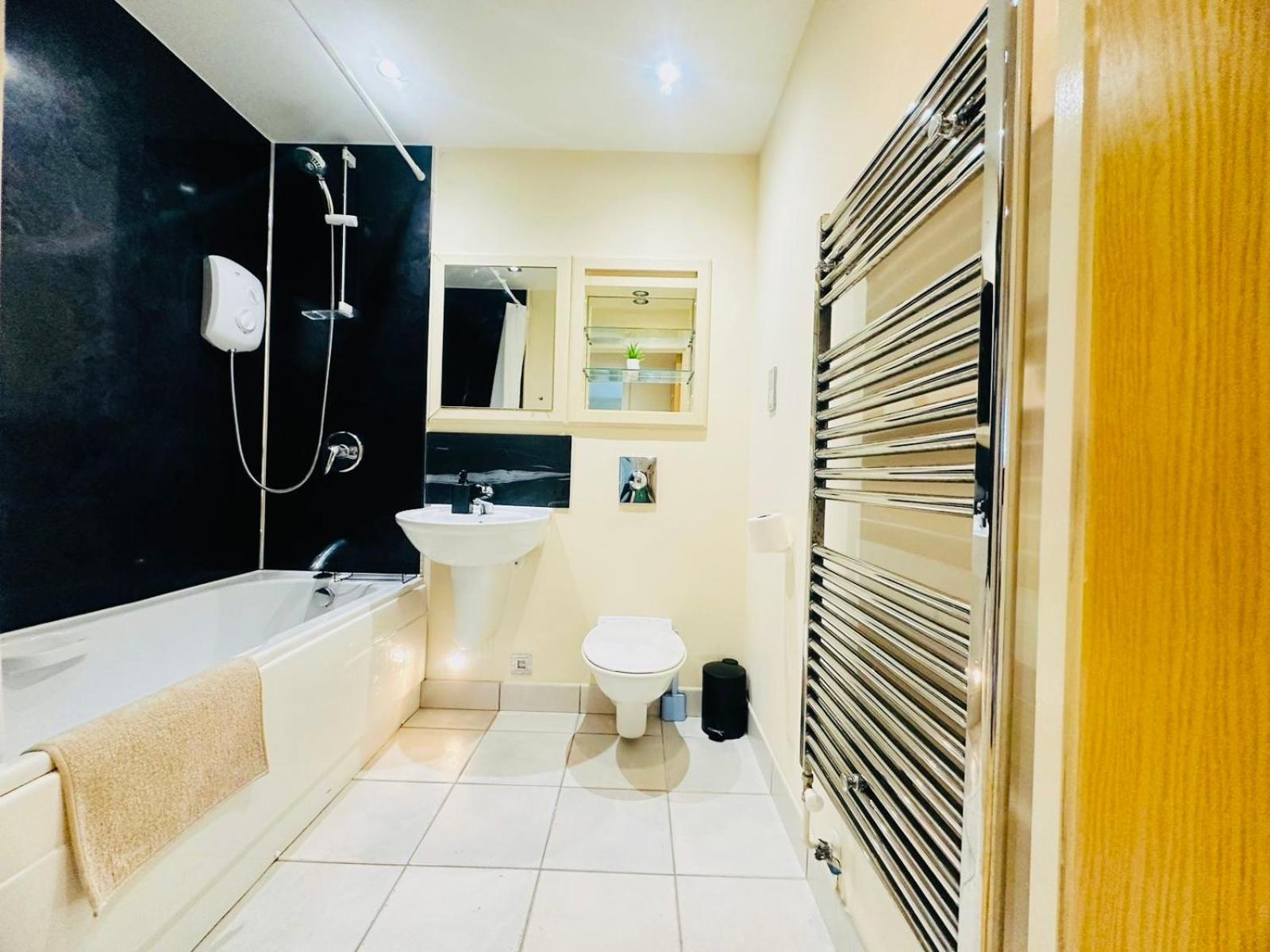 Modern 2Bed 2Bath Apartment Canary Wharf - Upto 5 Person Лондон Екстериор снимка