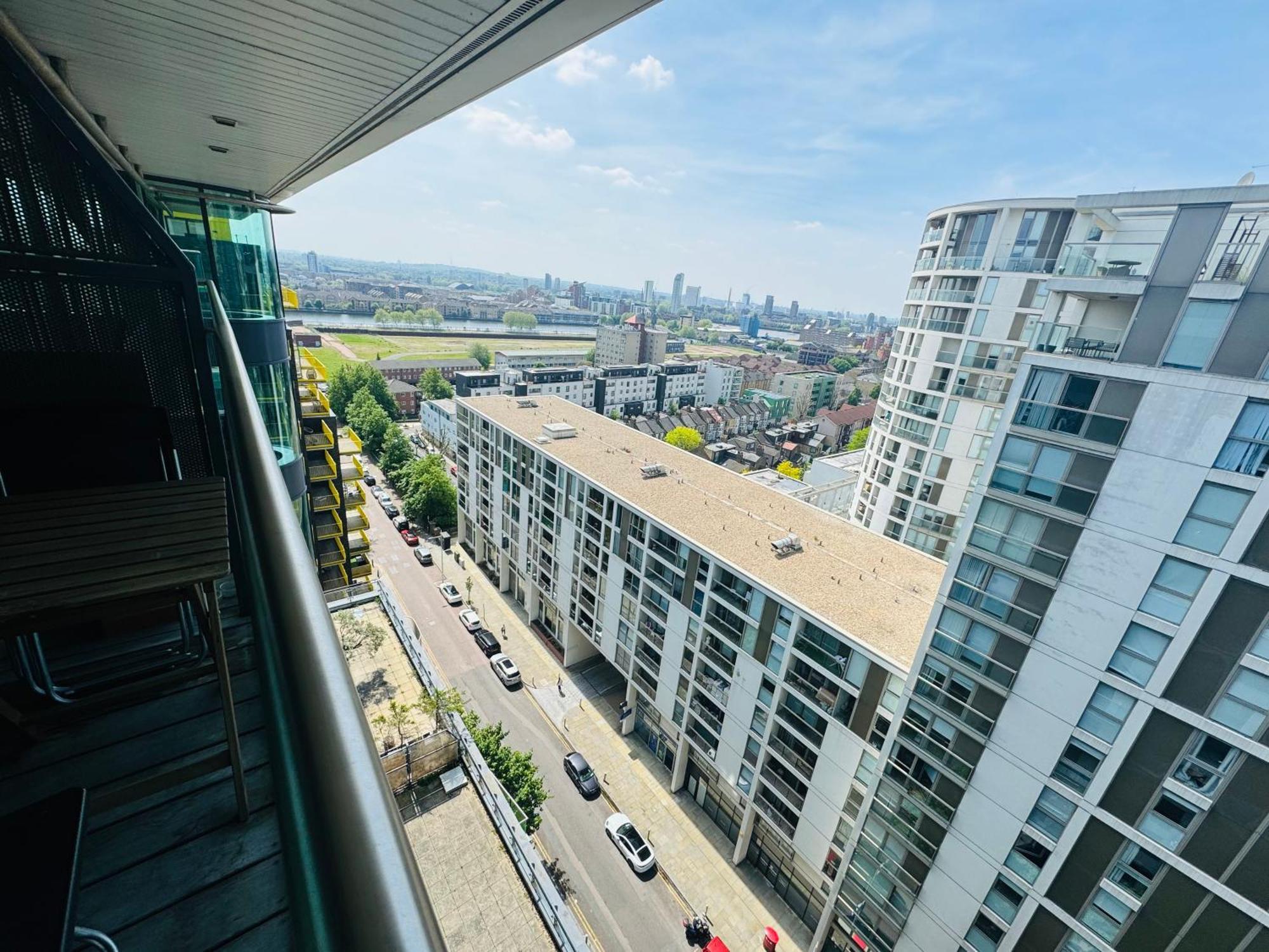 Modern 2Bed 2Bath Apartment Canary Wharf - Upto 5 Person Лондон Екстериор снимка