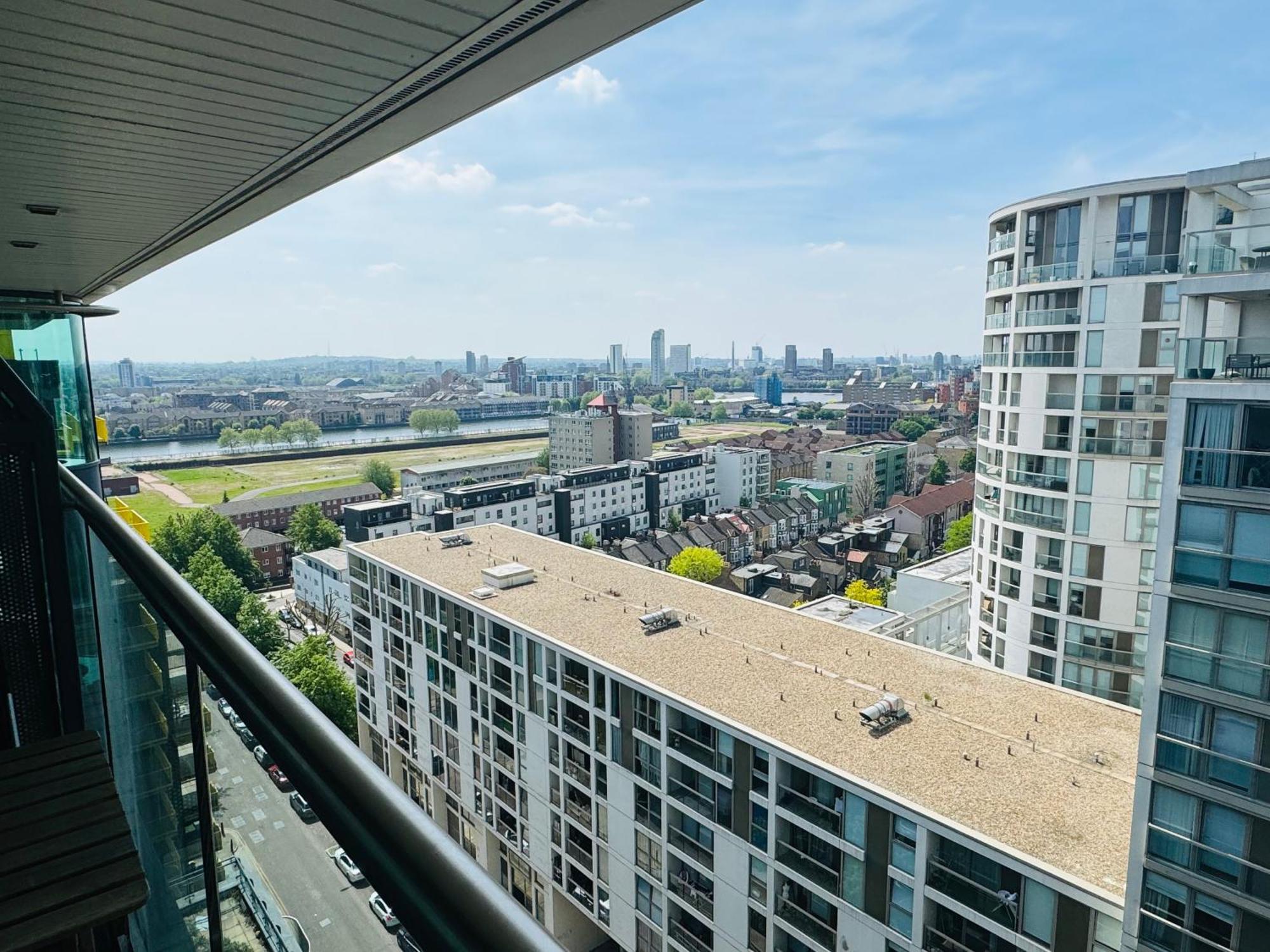 Modern 2Bed 2Bath Apartment Canary Wharf - Upto 5 Person Лондон Екстериор снимка