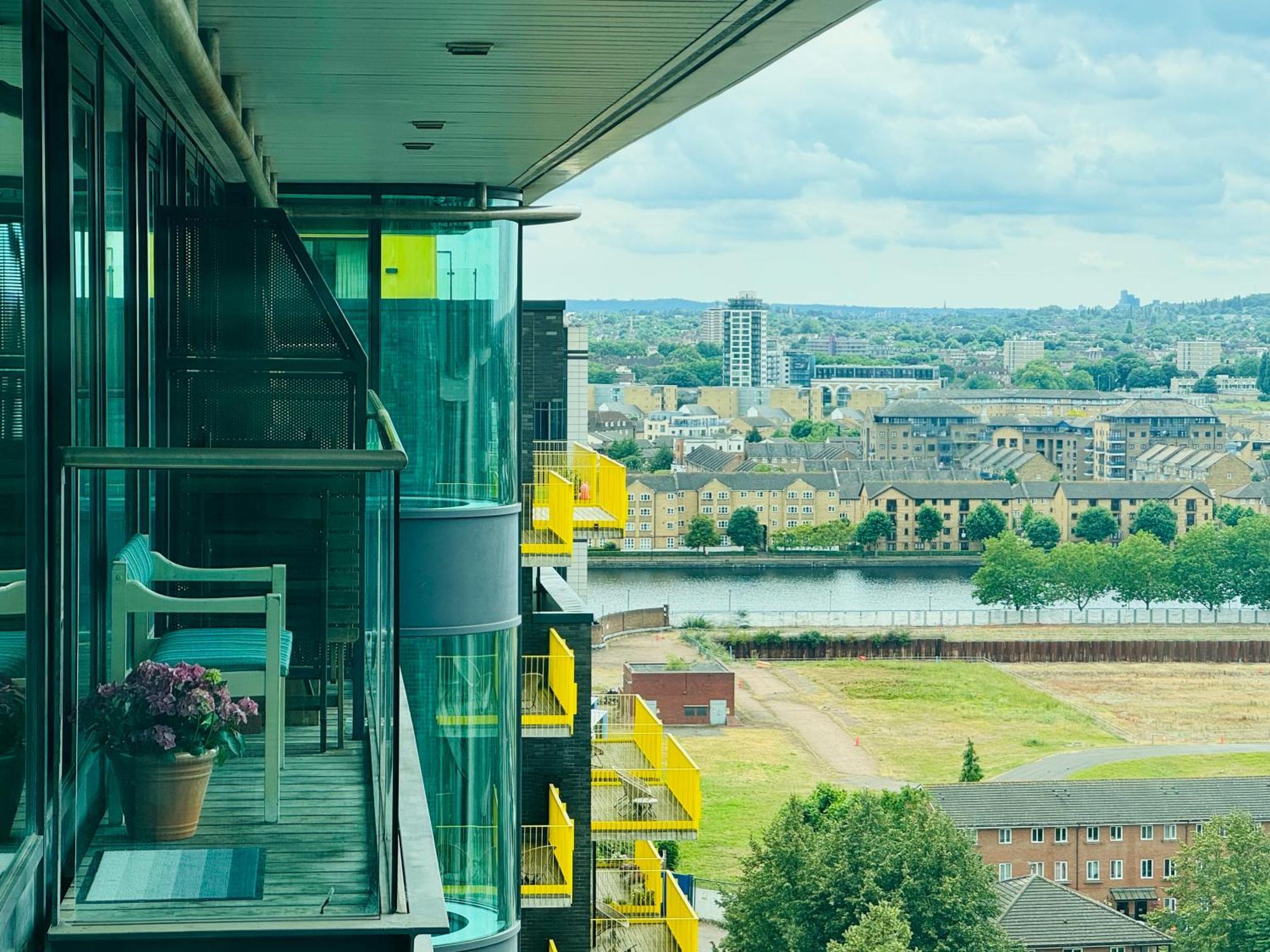 Modern 2Bed 2Bath Apartment Canary Wharf - Upto 5 Person Лондон Екстериор снимка