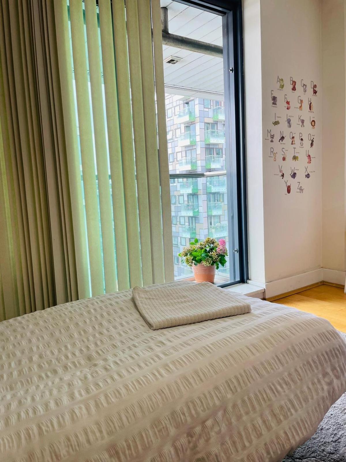 Modern 2Bed 2Bath Apartment Canary Wharf - Upto 5 Person Лондон Екстериор снимка