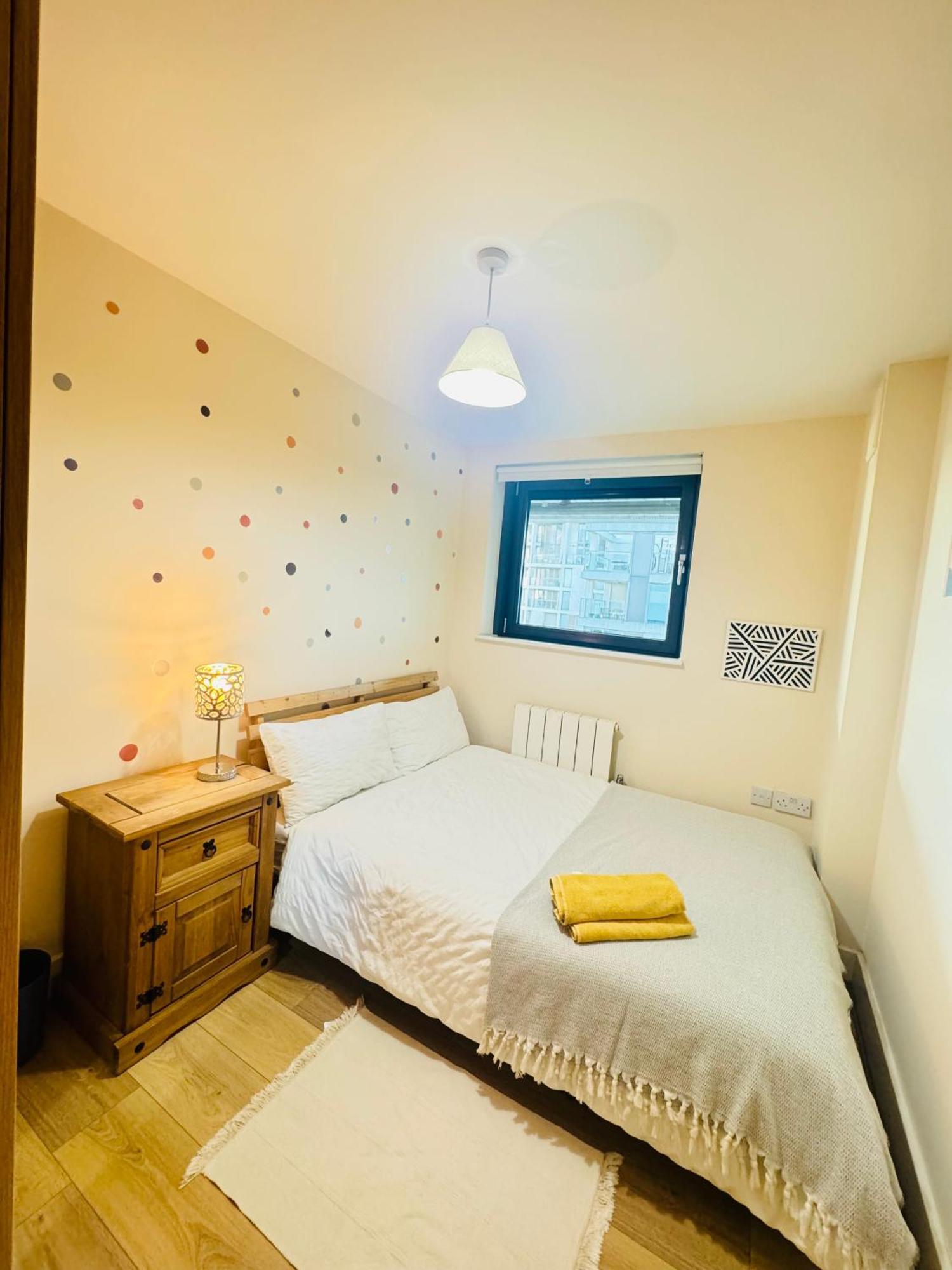 Modern 2Bed 2Bath Apartment Canary Wharf - Upto 5 Person Лондон Екстериор снимка