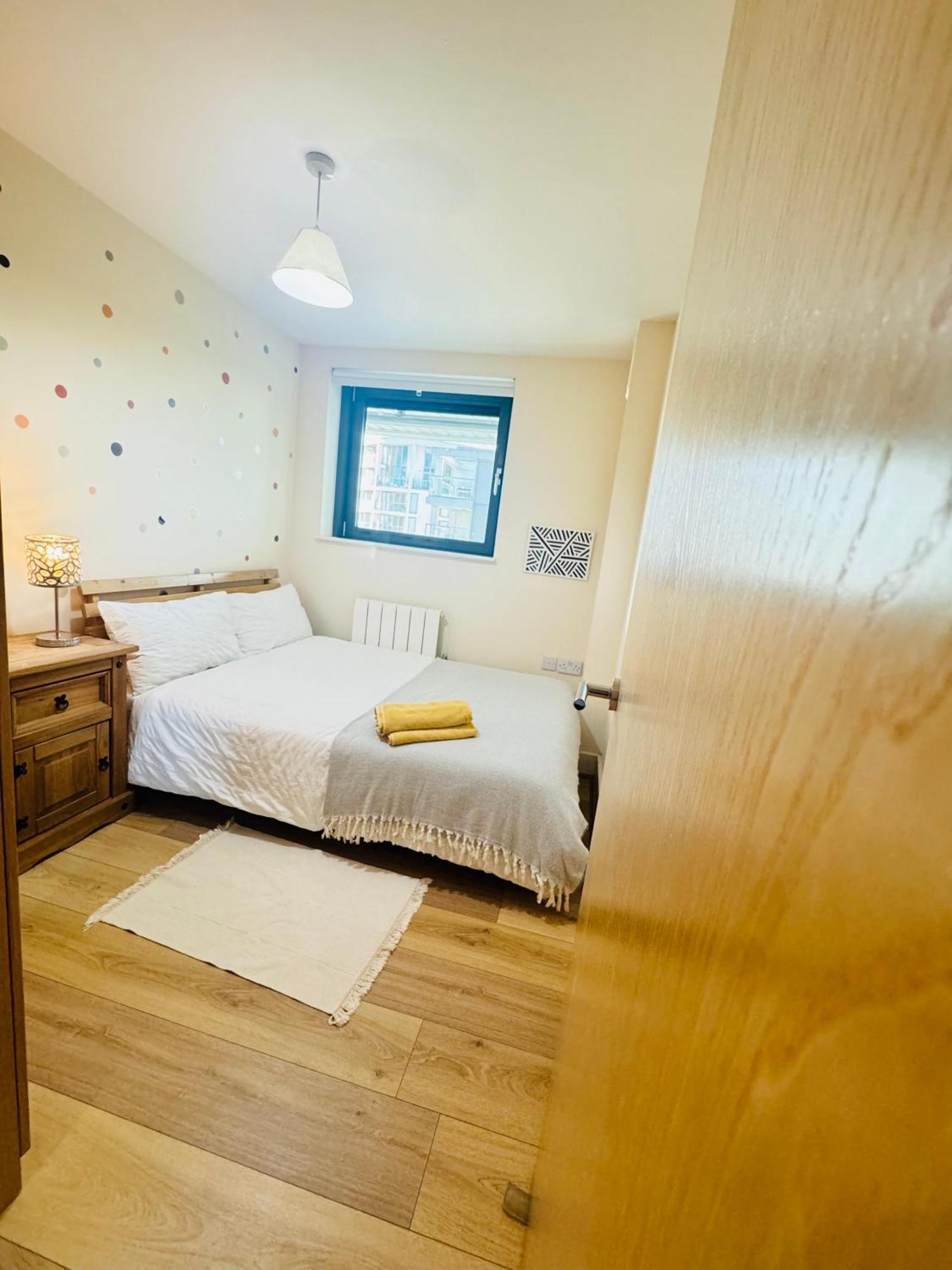 Modern 2Bed 2Bath Apartment Canary Wharf - Upto 5 Person Лондон Екстериор снимка